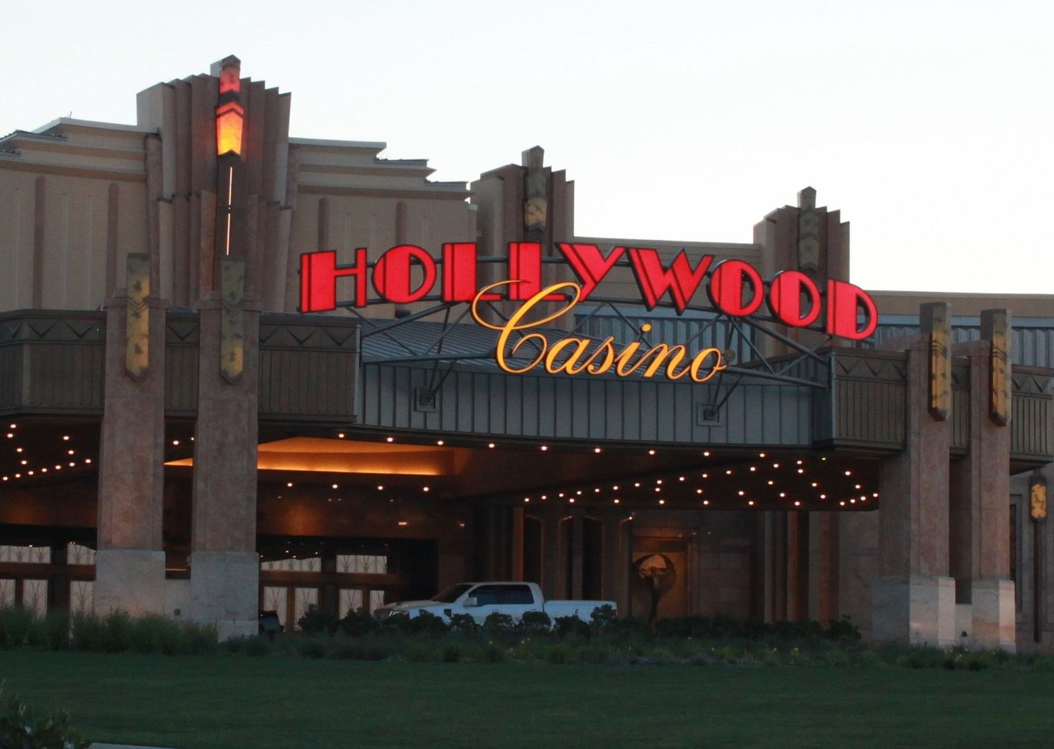 hollywood casino hours