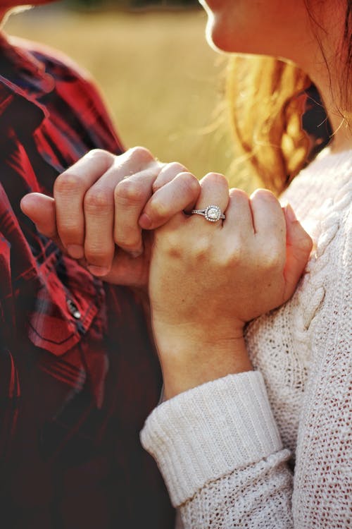 4 Things You Should Know Before Buying An Engagement Ring