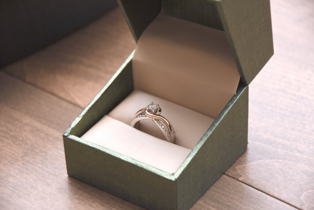 round diamond rose gold and pave white gold in ring box