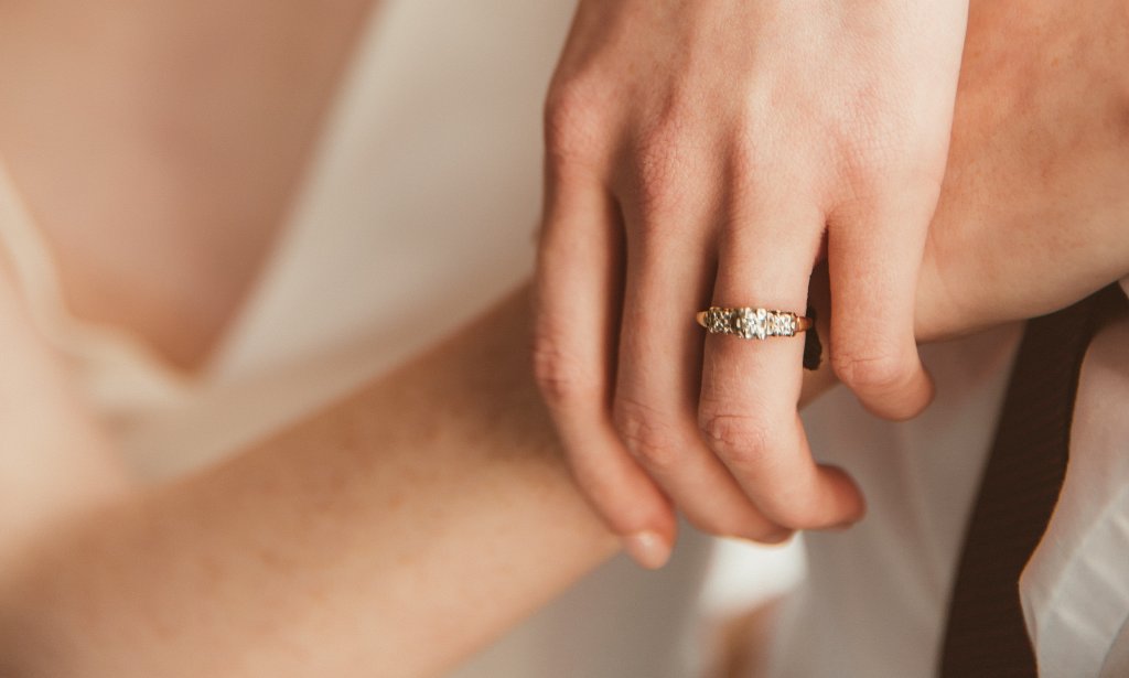 yellow gold round 3 stone diamond ring 