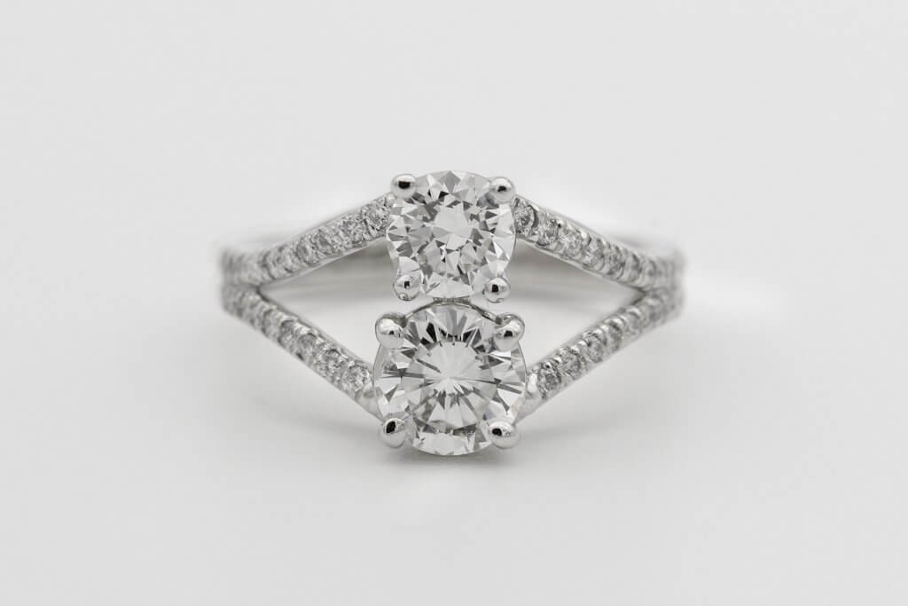 Round cut two diamonds split shank - The VS Diamond Clarity Grade