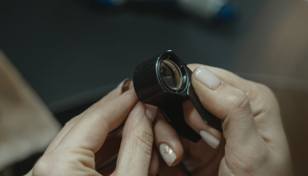 How to Use a 10X Loupe Correctly For Jewelry Inspection [Walkthrough]