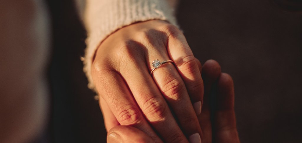 Why Go For a Diamond Simulant Engagement Ring? - Bucket List