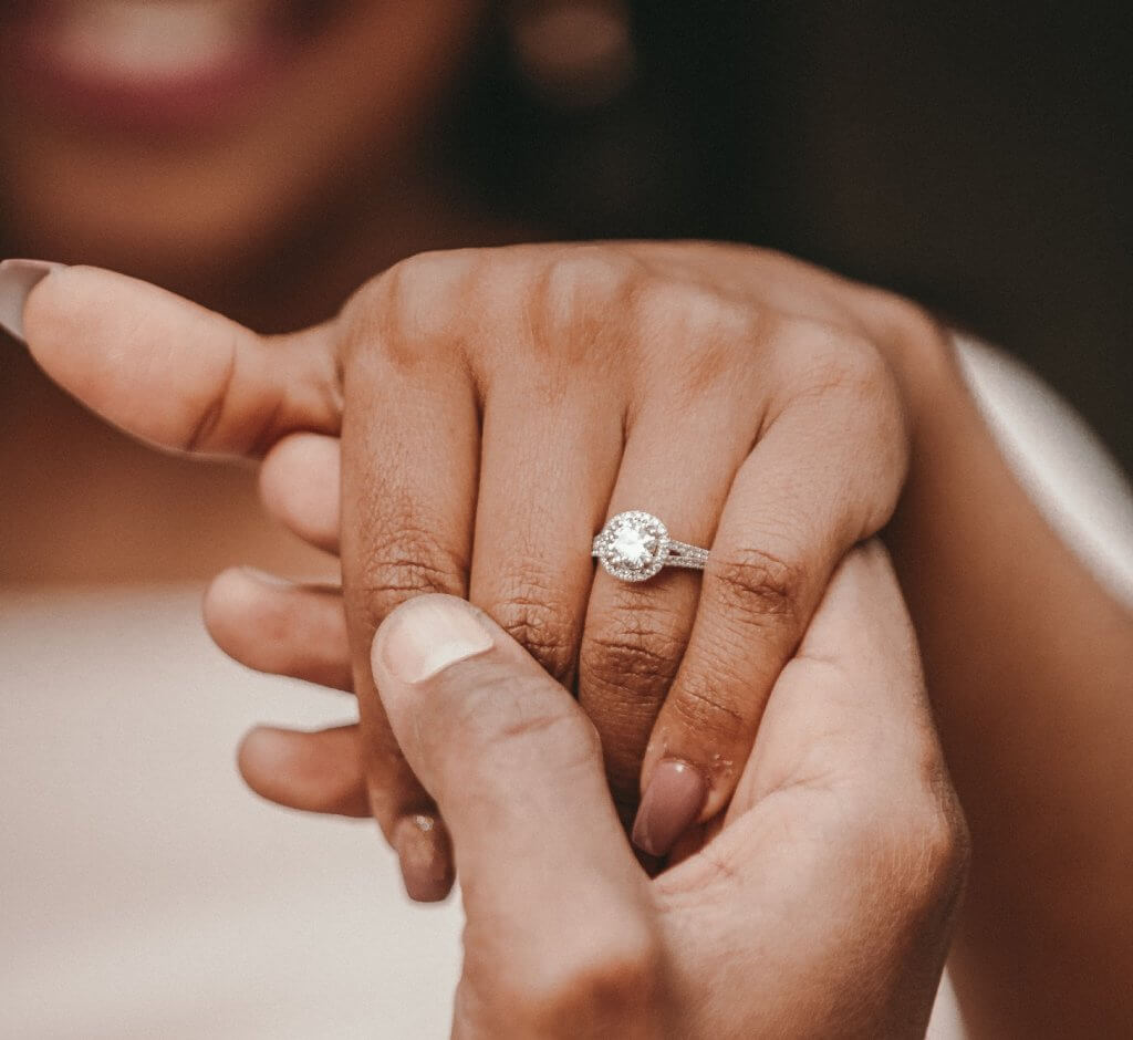 VVS2 Diamond engagement ring on hand of girl